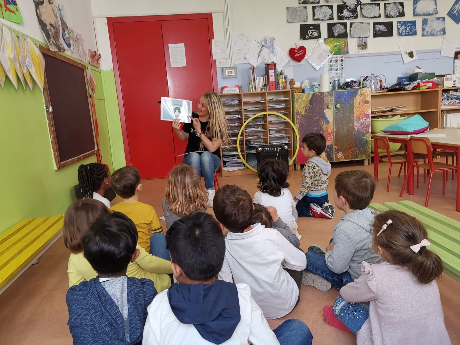 Allegra Lite teaching young children in an Italian school - the book 'The hungry caterpillar'